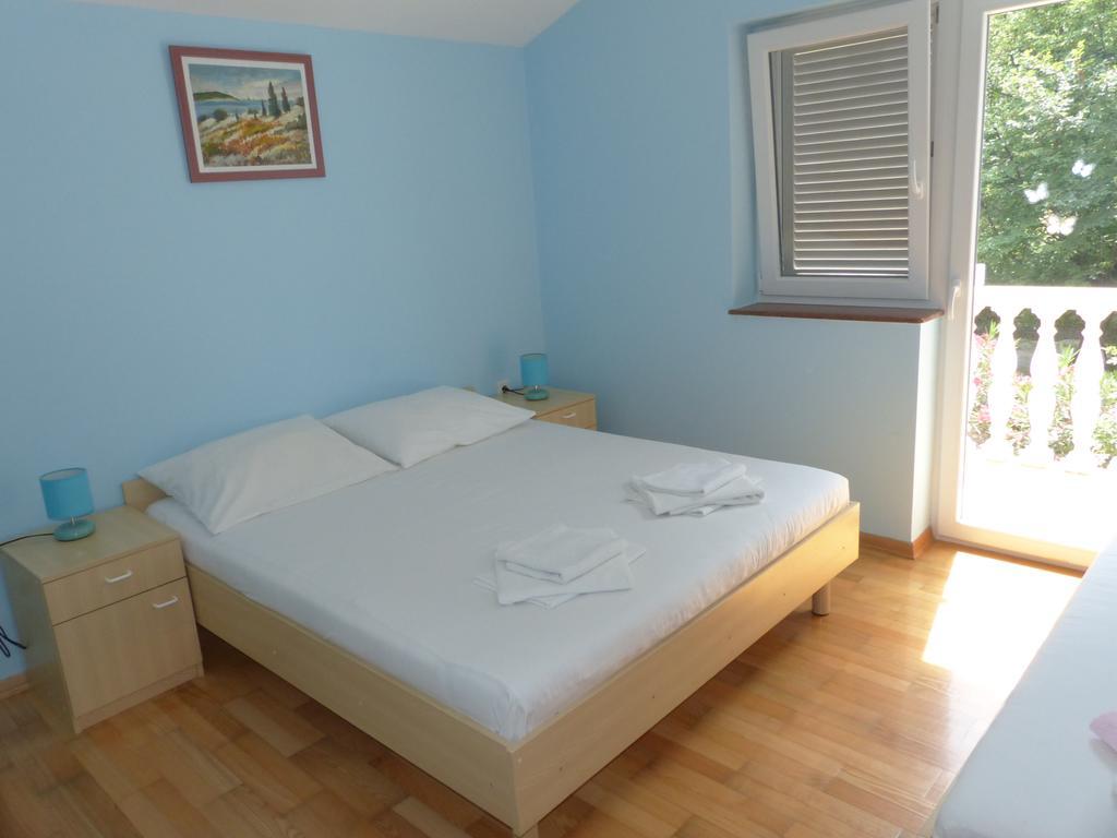 Apartments Viktorija Omišalj Esterno foto
